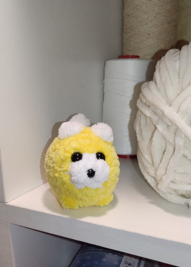 Вязаная игрушка брелок котик