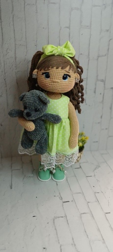 Вязаная интерьерная кукла