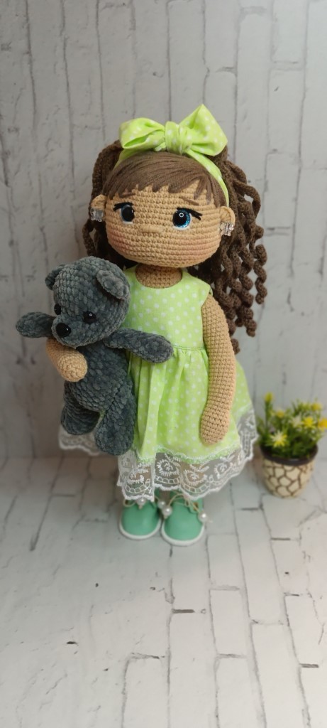 Вязаная интерьерная кукла