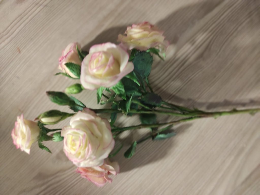 Ветка кустовой розы из холодного фарфора