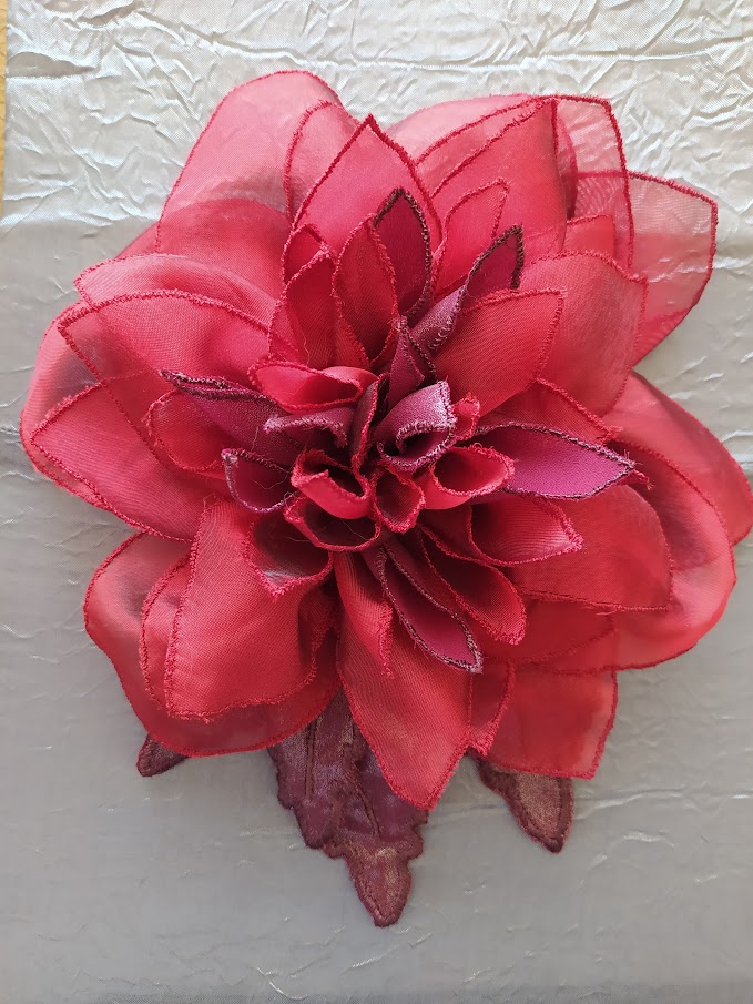 Цветок-брошь