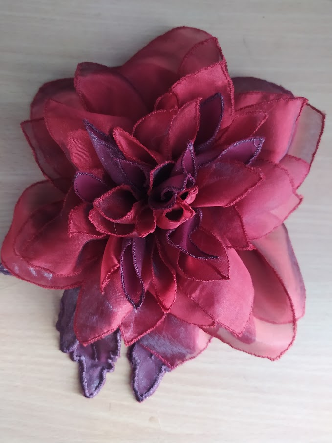 Цветок-брошь