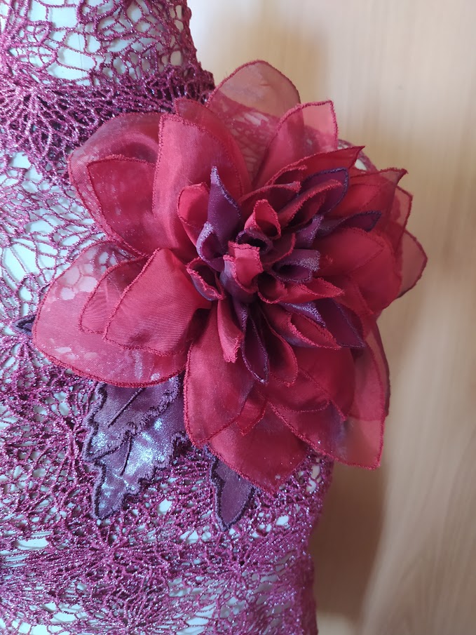 Цветок-брошь