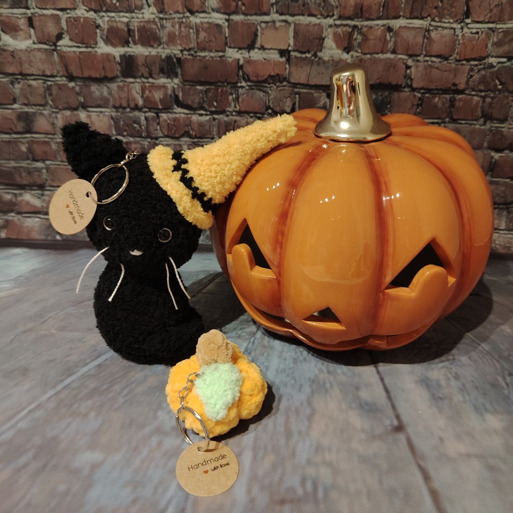 Котик в колпаке с тыковкой