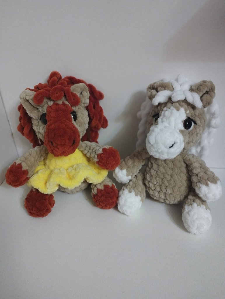 Вязаные игрушки. Лошадка ( в платье).