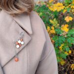 Булавка-брошь с агатом и сердоликом