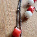 Комплект бижутерии из серёжек и колье с кораллом и агатом