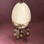 Интерьерное яйцо-шкатулка с грифонами