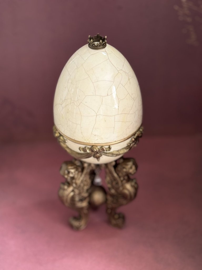 Интерьерное яйцо-шкатулка с грифонами