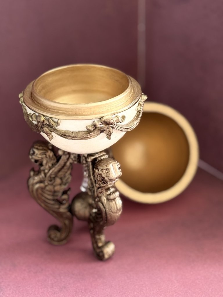 Интерьерное яйцо-шкатулка с грифонами