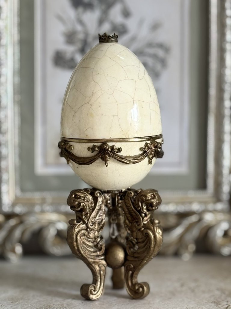 Интерьерное яйцо-шкатулка с грифонами