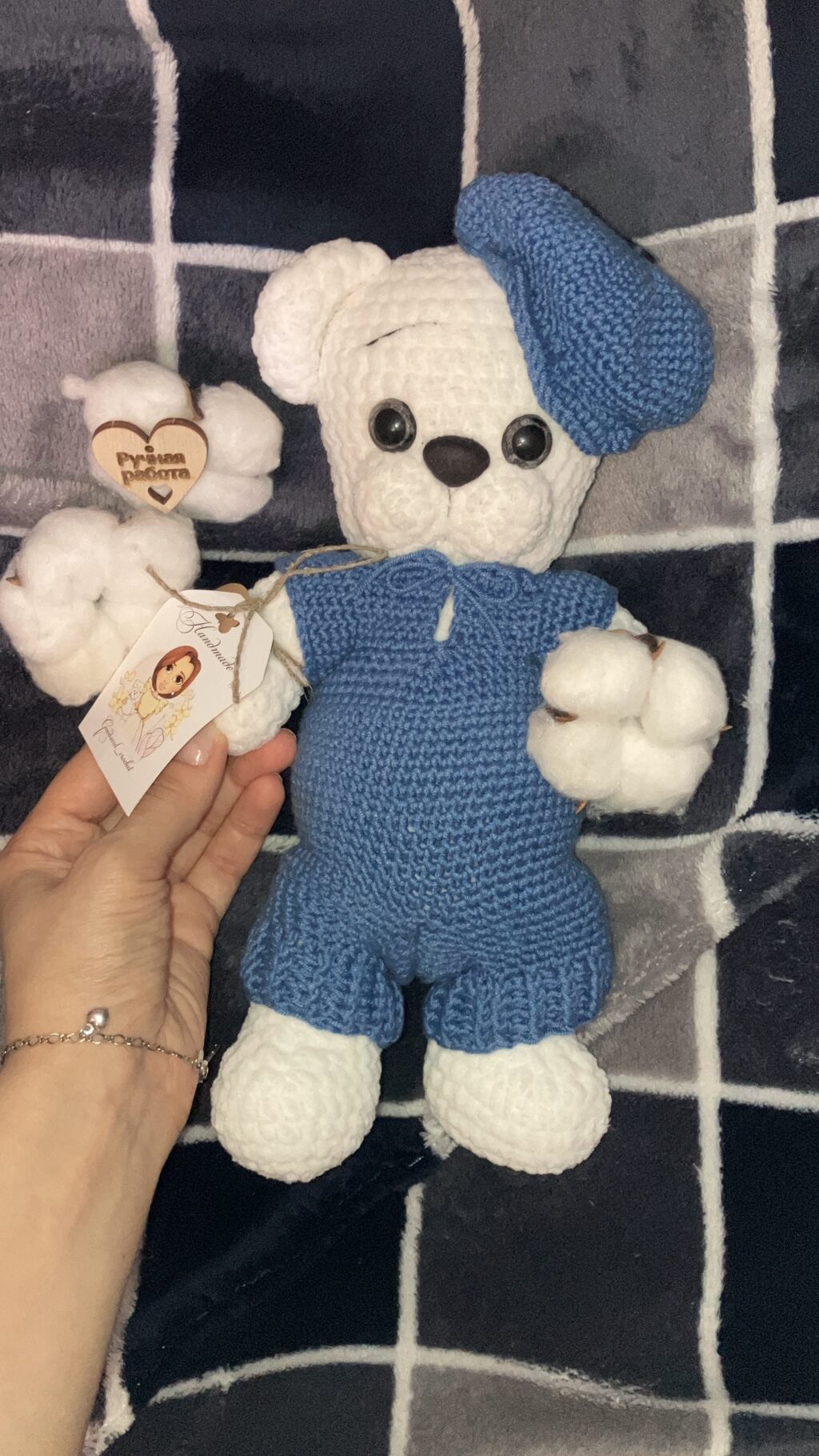 Мишка в комбинезоне