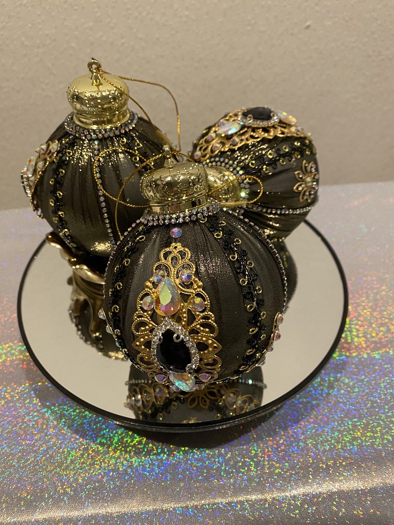 Шары для белоснежной елки