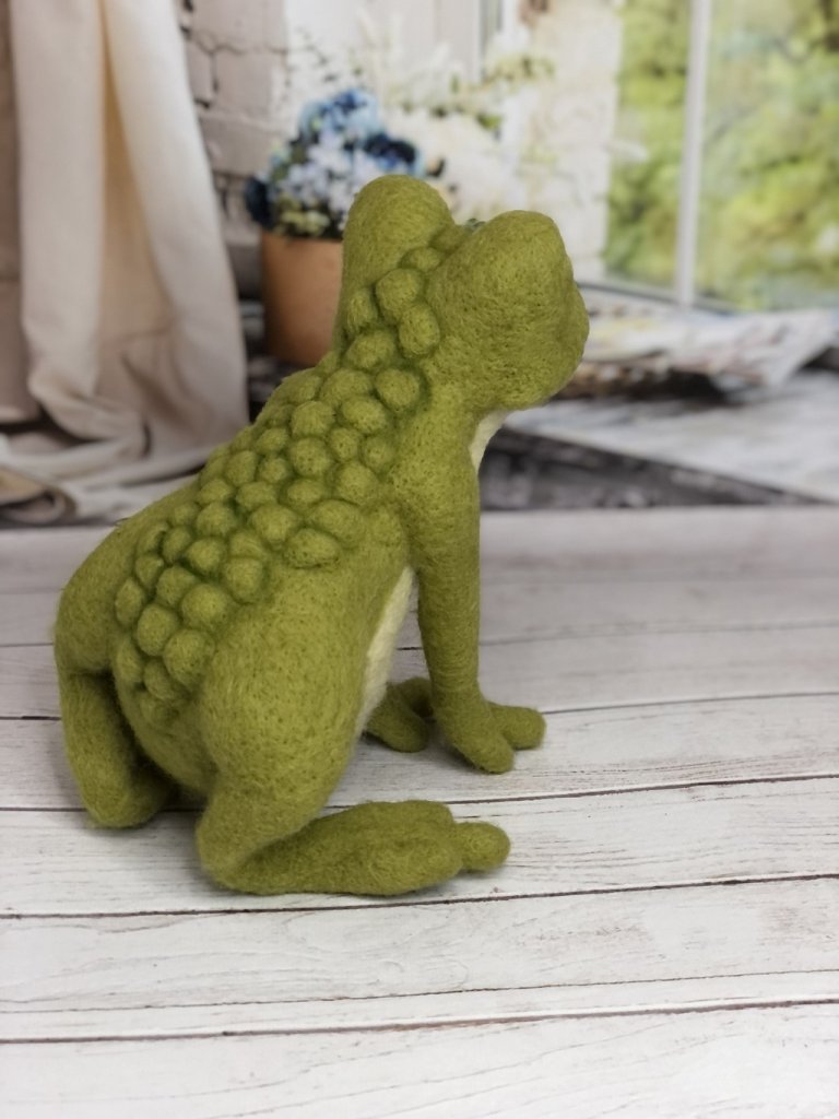 Лягушка. Игрушка из шерсти