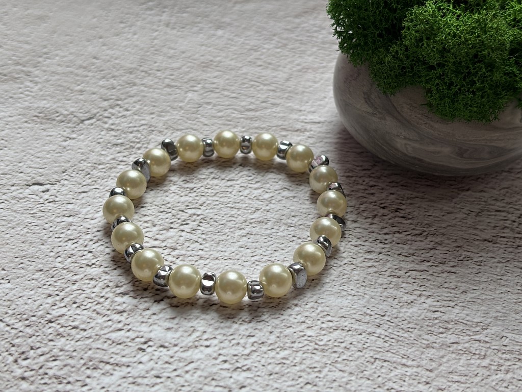 Браслет из сливочной майорки