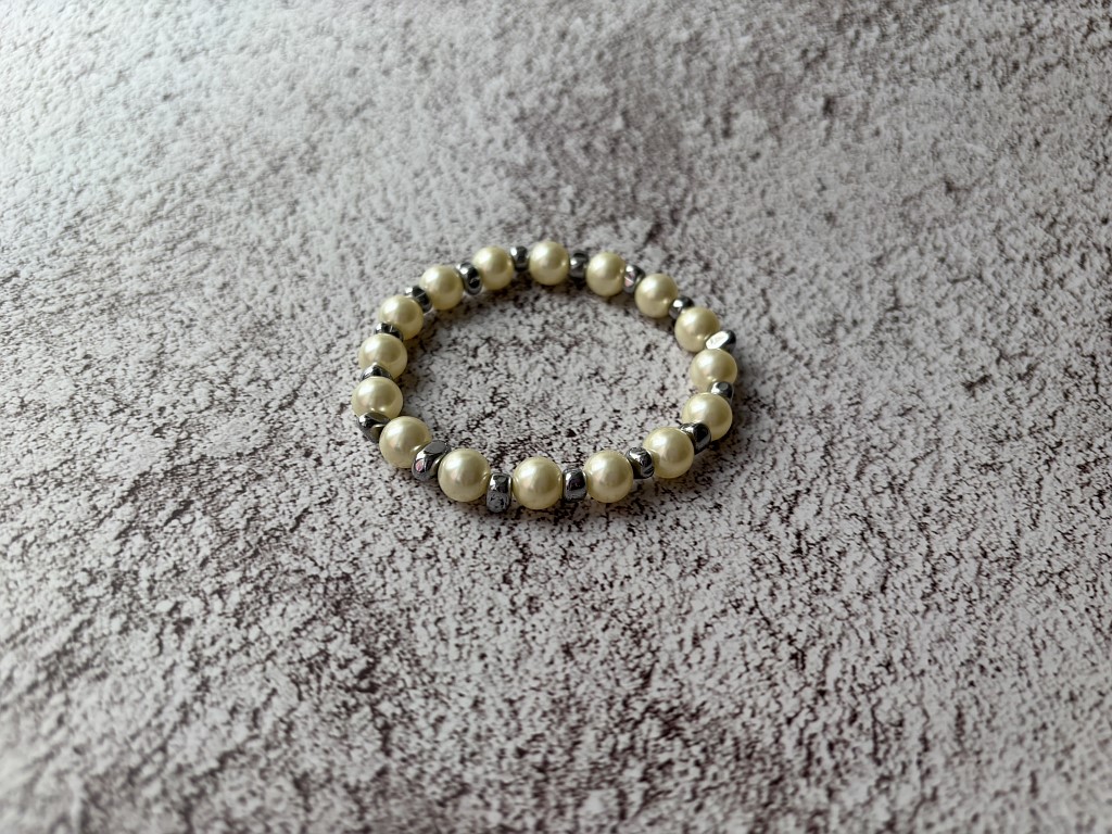 Браслет из сливочной майорки