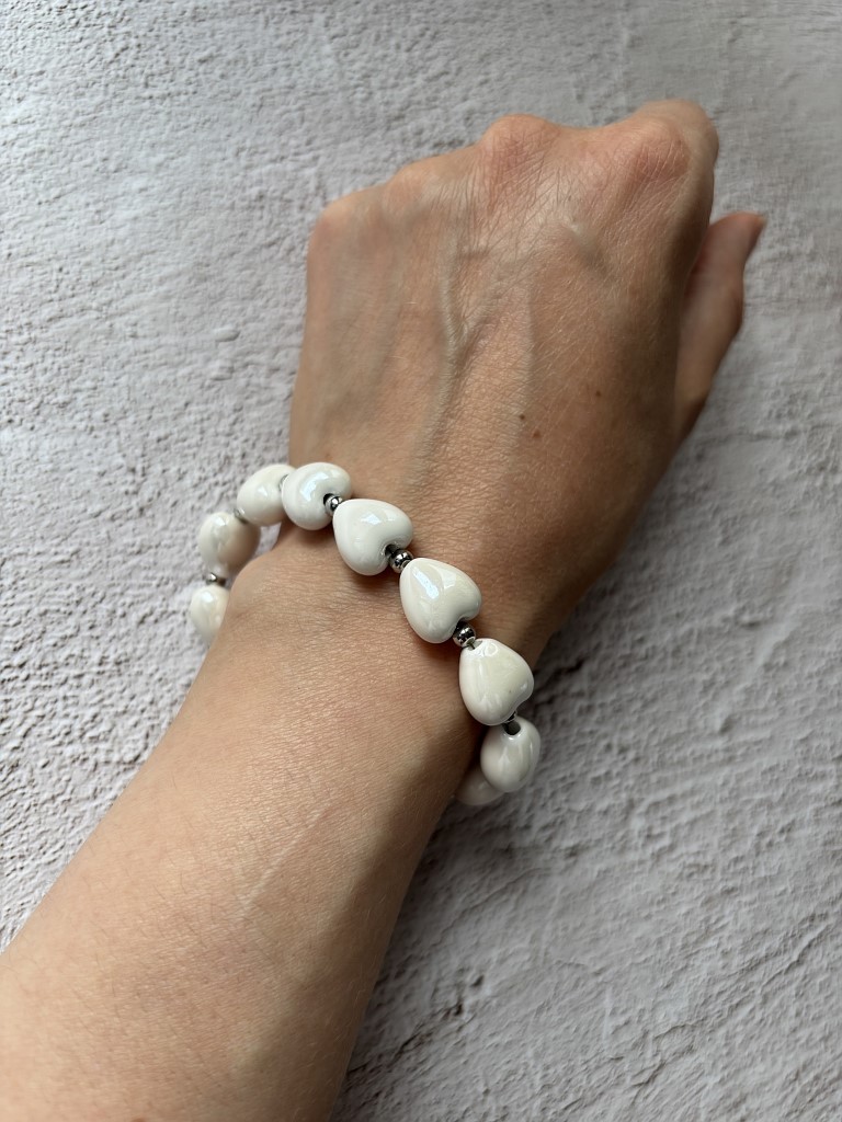 Браслет из керамических сердечек