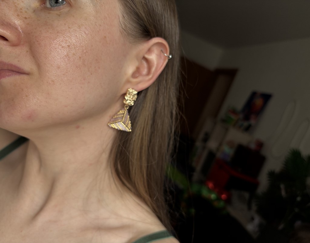 Серьги треугольники из японского бисера