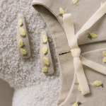 Набор воротничок и заколочки клик-клак украшенные вышивкой «Лимоны»