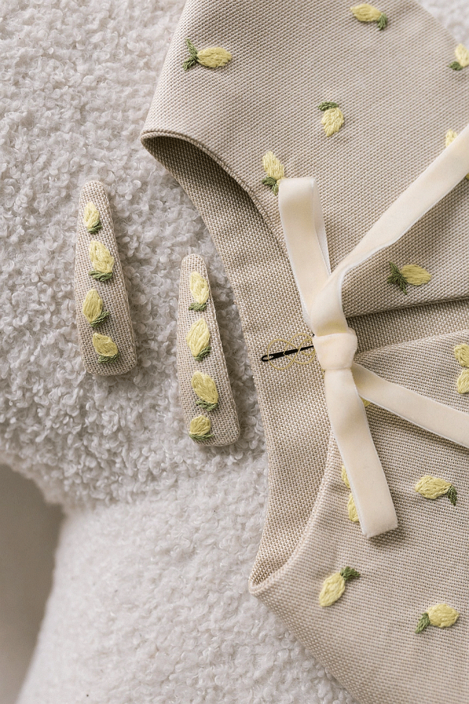 Набор воротничок и заколочки клик-клак украшенные вышивкой «Лимоны»