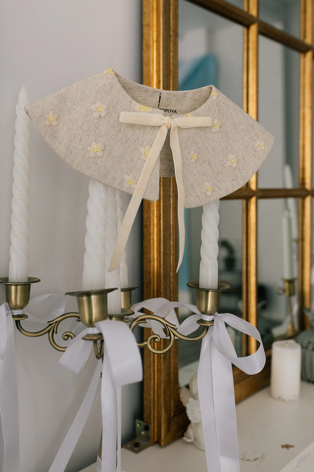 Воротничок ручной работы с вышивкой «Ромашки»