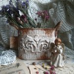 Кашпо для цветов с ангелочками.