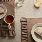 Столовая салфетка с рюшами коричневая