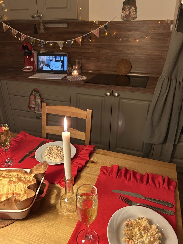 Столовая салфетка с рюшами красная