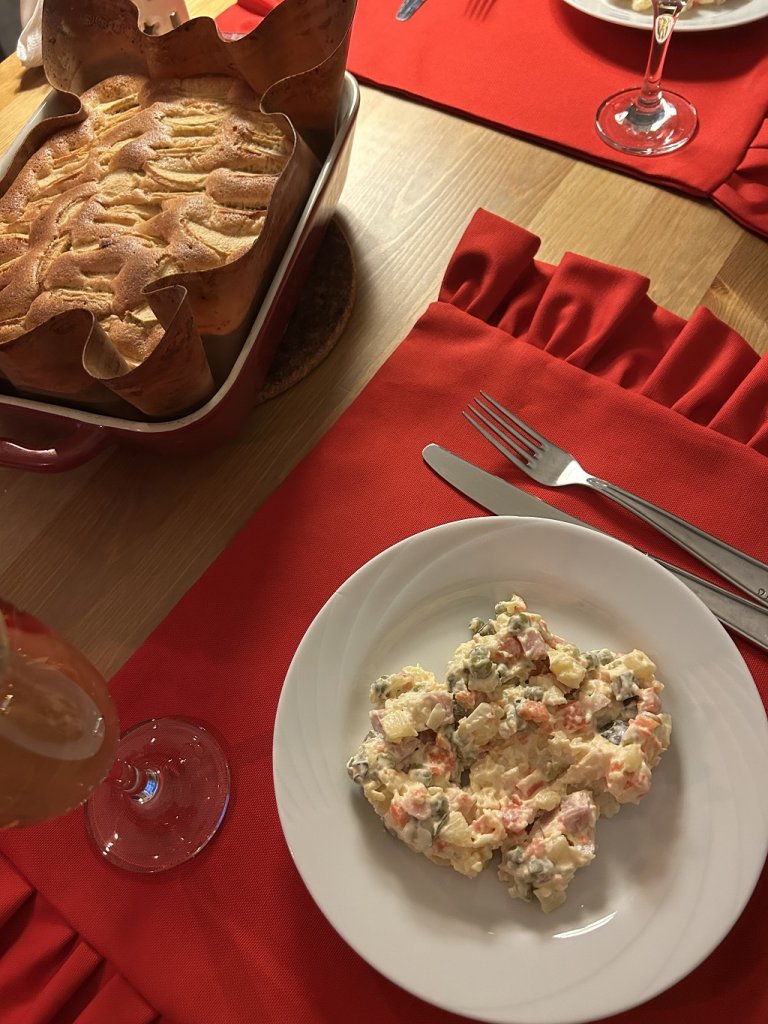 Столовая салфетка с рюшами красная