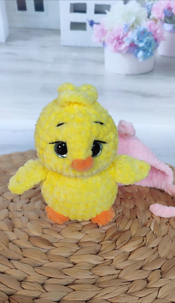 Утёнок в шапке вязаный