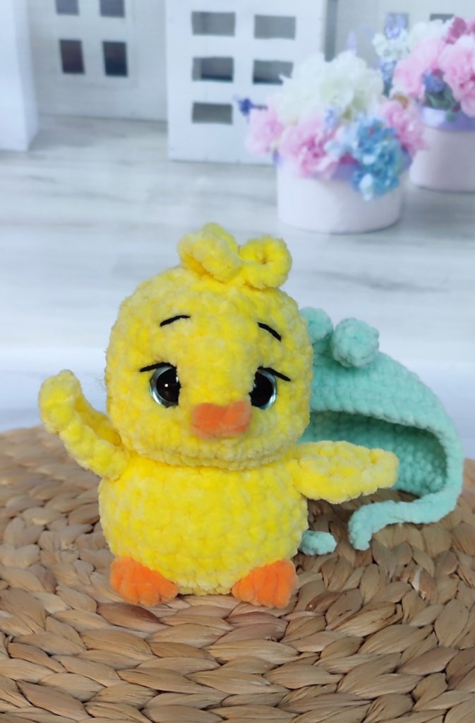 Утёнок в шапке вязаный