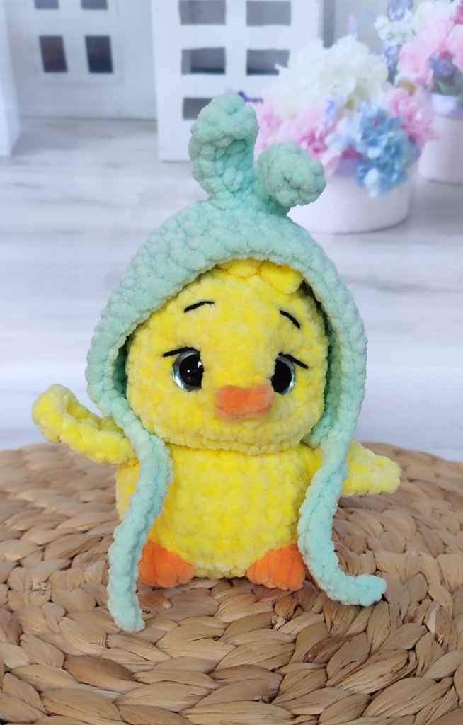 Утёнок в шапке вязаный