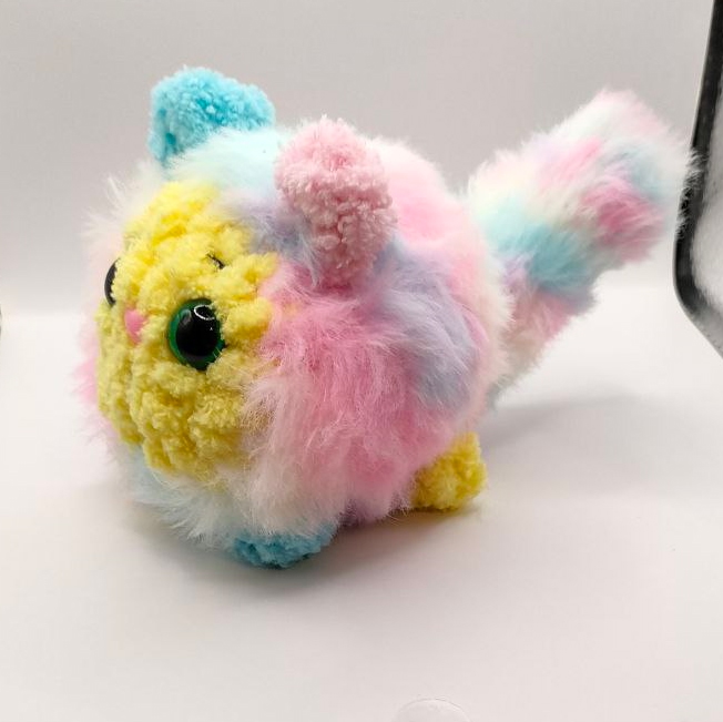 Кот разноцветный из меховой пряжи
