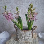 Кашпо для цветов с ангелочками.