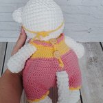 Вязаная киса в ярком костюмчике