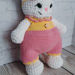 Вязаная киса в ярком костюмчике