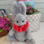 Игрушка вязаная пушистый зайка с воротничком