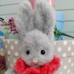 Игрушка вязаная пушистый зайка с воротничком