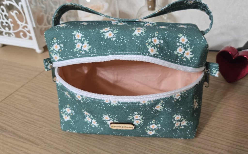 Косметичка прямоугольная с ручкой