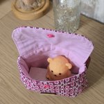 Косметичка на кнопке с ручкой маленькая