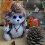 Вязаная игрушка ручной работы Ёжик с грибочком из мягкой пряжи | Подарок для детей, декора и коллекций