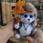 Вязаная игрушка ручной работы Ёжик с грибочком из мягкой пряжи | Подарок для детей, декора и коллекций