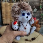 Вязаная игрушка ручной работы Ёжик с грибочком из мягкой пряжи | Подарок для детей, декора и коллекций