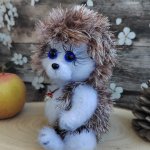 Вязаная игрушка ручной работы Ёжик с грибочком из мягкой пряжи | Подарок для детей, декора и коллекций