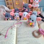Вязаная игрушка Маленькая вязаная мышка — брелок, талисман, «карманный психолог»