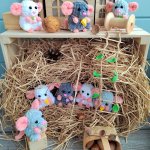 Вязаная игрушка Маленькая вязаная мышка — брелок, талисман, «карманный психолог»