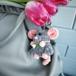 Вязаная игрушка Маленькая вязаная мышка — брелок, талисман, «карманный психолог»