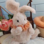 Игрушка вязаная пушистый зайка с воротничком