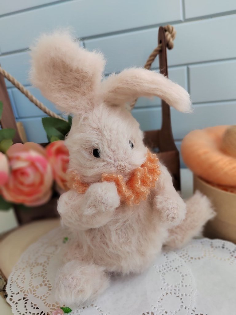 Игрушка вязаная пушистый зайка с воротничком