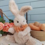 Игрушка вязаная пушистый зайка с воротничком